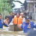 Naik Perahu, Pj Wali Kota Jambi Pantau Banjir di Pelayangan/ (Foto: Melly/Ampar)