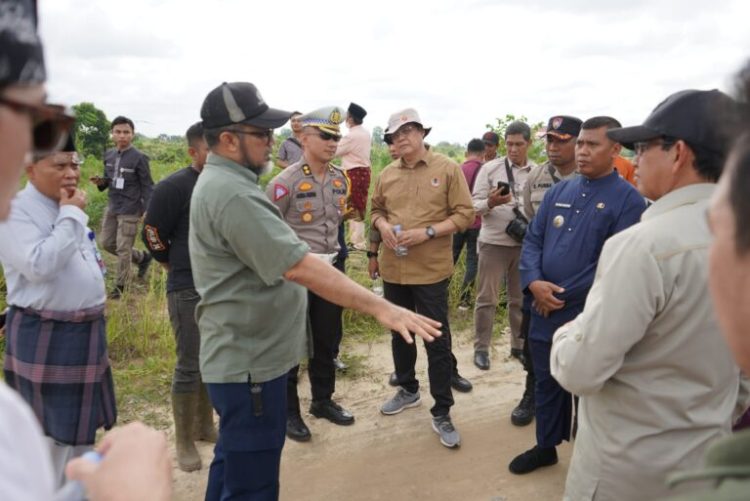 Sekretaris Daerah Provinsi Jambi Sudirman bersama Kepala OPD terkait serta jajaran perangkat desa, Polda dan TNI meninjau stockpile dan pelabuhan batu bara PT. Sinar Anugerah Sukses (PT SAS ) di Aurduri Kota Jambi, Jum’at (05/01/2024) pagi/ (Foto: Min)