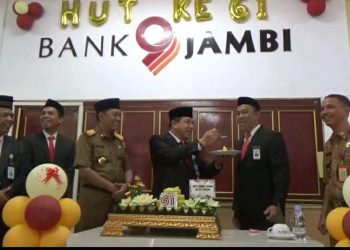 Mukti Jadi Inspektur Upacara HUT Bank Jambi ke-61/ (Foto: Teguh)