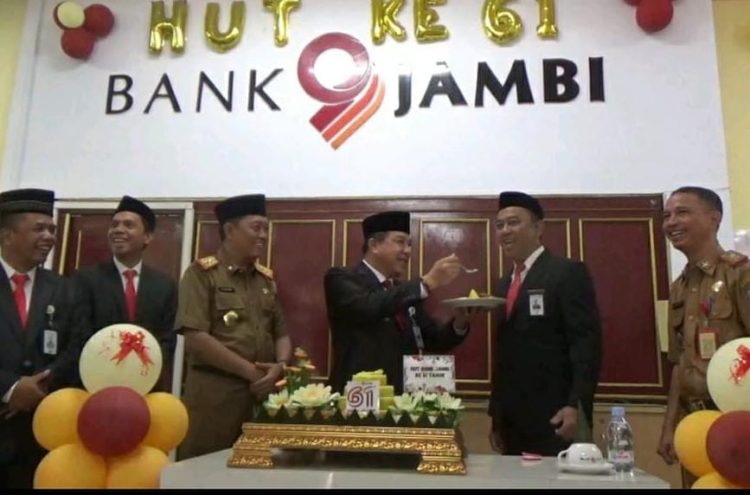 Mukti Jadi Inspektur Upacara HUT Bank Jambi ke-61/ (Foto: Teguh)