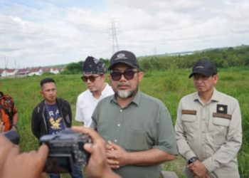 Sekda Sudirman Memeriksa Peta Area Stockpile Batubara di Aur Duri Kota Jambi/ Foto: Ampar