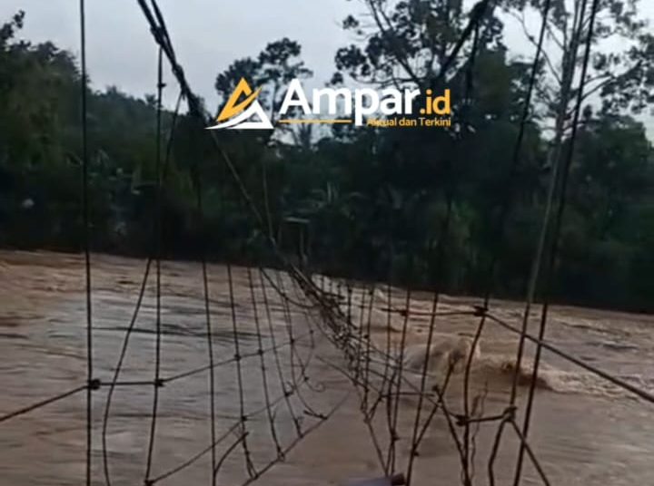 Jembatan Desa bayur, Merangin hanyut terbawa arus sungai/ (Foto: Nda/Ampar)