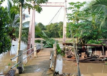 Jemabatan Gantung di Desa Pulau Bayur kecamatan Pamenang Selatan, Merangin terputus / (Foto: Nda/Ampar)