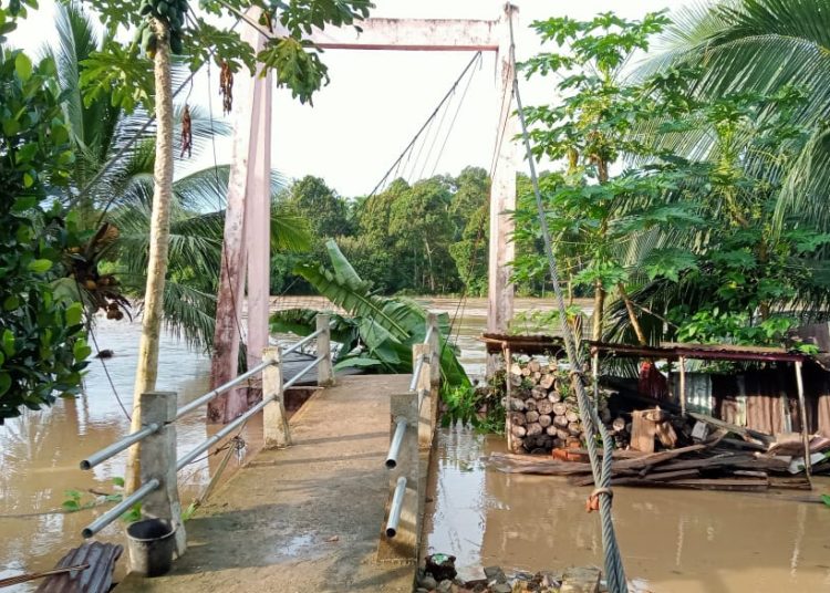Jemabatan Gantung di Desa Pulau Bayur kecamatan Pamenang Selatan, Merangin terputus / (Foto: Nda/Ampar)