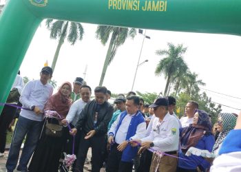 Gubernur Jambi Al Haris saat melepas jalan santai, Sabtu 13 Januari 2024/ (Foto: Melli/Ampar)