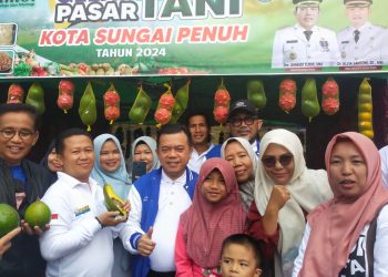 ubernur Jambi Al Haris meninjau Pasar Tani yang diselenggarakann Pemprov Jambi dalam rangka HUT Provinsi jambi ke-67 tahun 2024 di Lapangan parkir Kantor Gubernur Jambi. Sabtu (13/1/2023) / (Foto: Melli/Ampar)