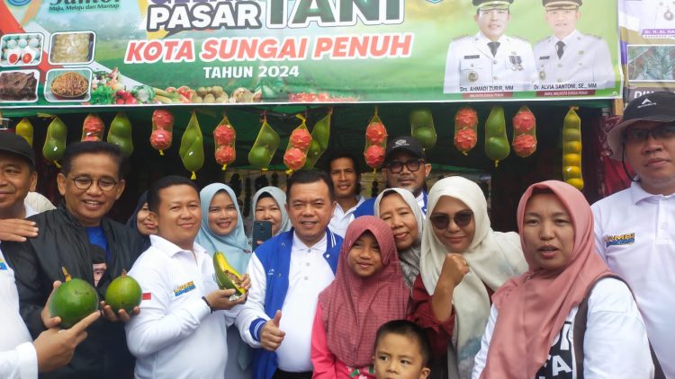 ubernur Jambi Al Haris meninjau Pasar Tani yang diselenggarakann Pemprov Jambi dalam rangka HUT Provinsi jambi ke-67 tahun 2024 di Lapangan parkir Kantor Gubernur Jambi. Sabtu (13/1/2023) / (Foto: Melli/Ampar)