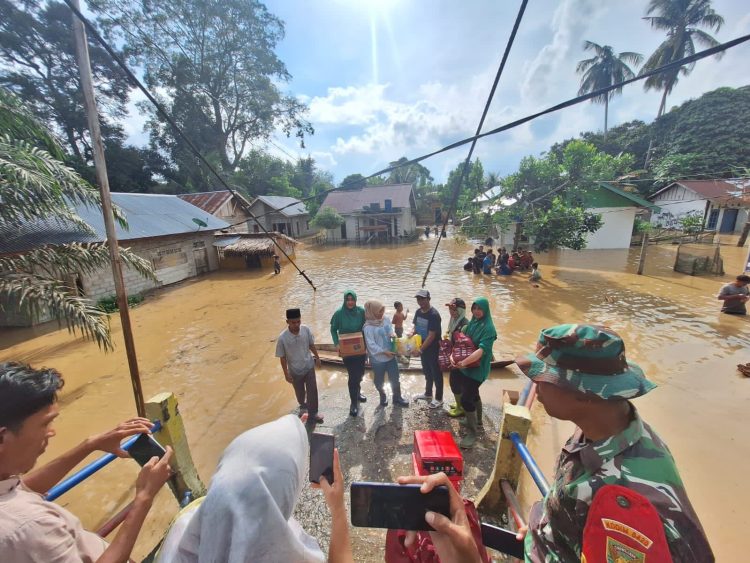 Indria Mayesti Mukti Turun Langsung Berikan Bantuan Sembako ke Korban Banjir Bandang/ (Foto: Ampar)