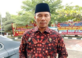 Ketua DPRD Provinsi Jambi, Edi Purwanto saat diwawancarai usai Sertijab Kepala Perwakilan Badan Pemeriksa Keuangan (BPK) Perwakilan Provinsi Jambi. Foto: Alan/Ampar