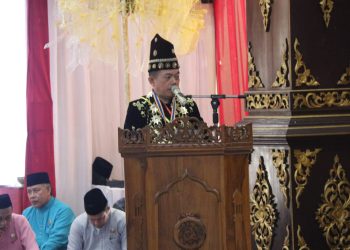 Gubernur Jambi, Al Haris di Penganugerahan Anggota Kehormatan Adat Melayu Jambi Kepada Anggota V BPK RI, Ahmadi Noor Supit, di Balairung Sari LAM Jambi Provinsi, Senin (15/1). Foto: Dok Kominfo Prov Jambi