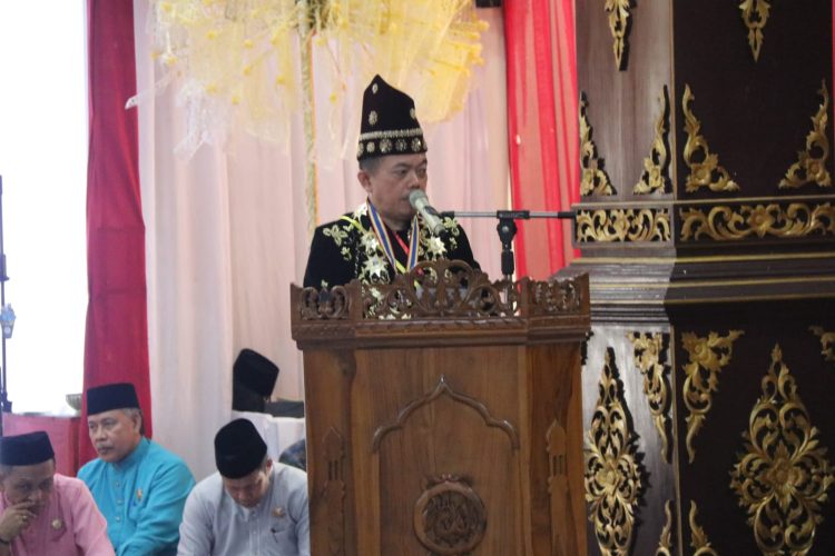 Gubernur Jambi, Al Haris di Penganugerahan Anggota Kehormatan Adat Melayu Jambi Kepada Anggota V BPK RI, Ahmadi Noor Supit, di Balairung Sari LAM Jambi Provinsi, Senin (15/1). Foto: Dok Kominfo Prov Jambi