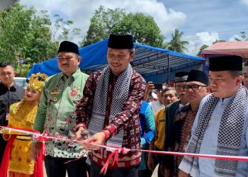 Edi Purwanto Potong Pita Peresmian Masjid Raya Baiturahim di Bungo/ (Foto: Hadian)