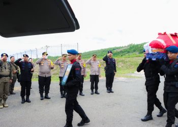 Kapolres Banggai Sambut Kedatangan Jenazah Briptu Anumerta Alfandi Steve Karamoy di Bandara Luwuk/ (Foto: Lilik/Humas Polda Jambi)