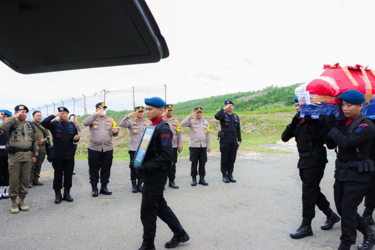 Kapolres Banggai Sambut Kedatangan Jenazah Briptu Anumerta Alfandi Steve Karamoy di Bandara Luwuk/ (Foto: Lilik/Humas Polda Jambi)