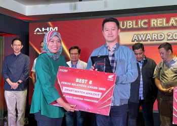 Senior Manager Corporate Communication AHM Rina Listiani menyerahkan Piagam Penghargaan Best Public Relations Astra Honda 2023 kepada Andrew Attan selaku GM Marketing Sinsen./ (FOTO: Ajeng/Sinsen)