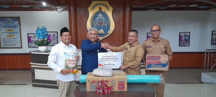 SKK Migas – PetroChina Jabung Serahkan Bantuan Penanganan Banjir di Tanjab Timur/ (Foto: Tania)