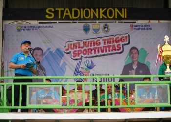 Gubernur Jambi, Al Haris saat membuka Gubernur Cup 2024 di Stadion Koni Muara Bulian, Batanghari. Minggu (14/1). Foto: Dok Kominfo Prov Jambi