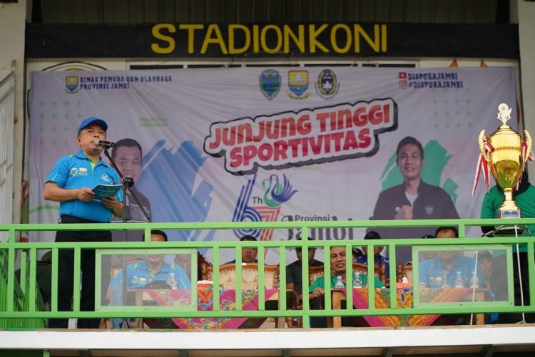 Gubernur Jambi, Al Haris saat membuka Gubernur Cup 2024 di Stadion Koni Muara Bulian, Batanghari. Minggu (14/1). Foto: Dok Kominfo Prov Jambi