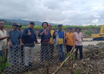 Ketua Komisi IV DPRD Jambi, Fadli Sudria saat menyerahkan bantuan bronjong ke Desa Sungai Pegeh. Foto: Aln/Ampar