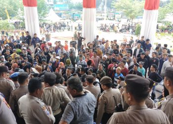 Ratusan Sopir Batubara Aksi Minta Gubernur Buka Hauling/ (Foto: Melli/Ampar)