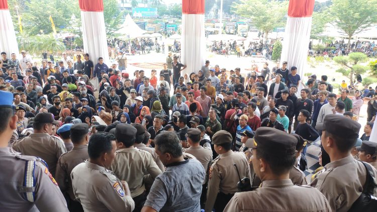 Ratusan Sopir Batubara Aksi Minta Gubernur Buka Hauling/ (Foto: Melli/Ampar)