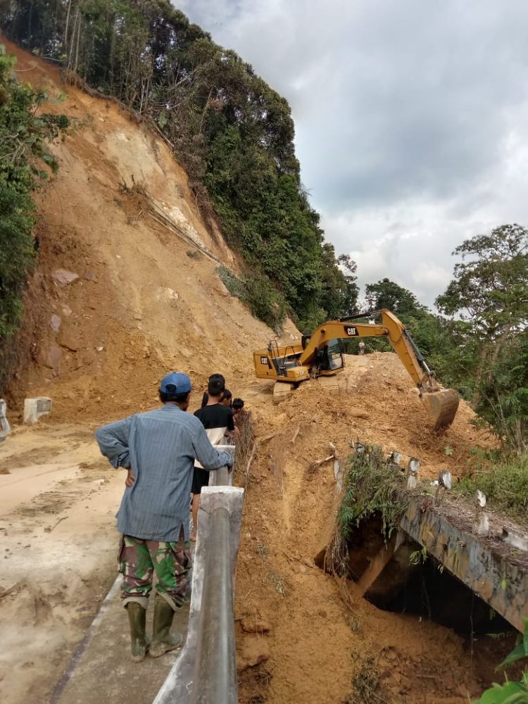 Alat beras saat membersihkan material longsor di ruas jalan Jangkat-bangko/ (Foto: Ampar)