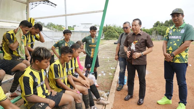Pj Bupati Merangin, Mukti berikan semangat dan motivasi kepada pemain Laskar Macan Kumbang (Merangin FC), Minggu (21/1). Foto: Teguh