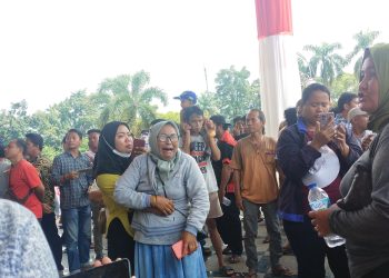 Isteri sopir angkutan batu bara ikut aksi di kantor gubenru jambi (Foto: Melli/Ammpar)