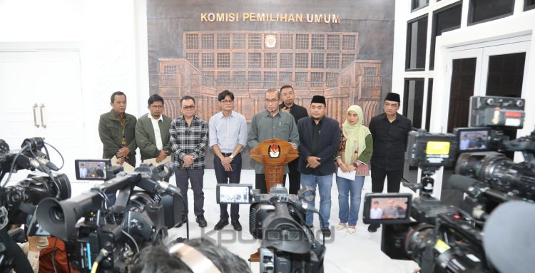 konferensi pers ini, Ketua KPU Hasyim Asy’ari, Anggota KPU August Mellaz, Betty Epsilon Idroos, Idham Holik, Mochammad Afifuddin, Parsadaan Harahap, Yulianto Sudrajat bersama Sekretaris Jenderal KPU Bernad Dermawan Sutrisno, di Gedung KPU/ (foto: Humas KPU RI)