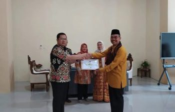 Perpusatakaan Terakreditasi, Kepala DPK Bengkulu Serahkan Piagam ke Stikes Tri Mandiri Sakti dan SMP N 4 Kota Bengkulu/ (foto: diky/ampar)