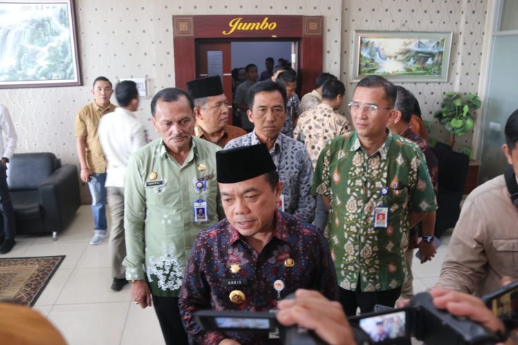 Gubernur Jambi Al Haris saat diwawancara media/ (Foto:aln/ampar)