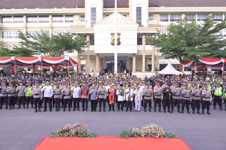 Kapolda Jambi Pimpin Apel Pergeseran Pasukan Pengamanan TPS Pemilu 2024/ (foto: Alamsyah, Humas Polda Jambi)