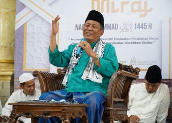 Wakil Gubernur Jambi Abdullah Sani saat memberikan ceramah pada isra miraj, Sabtu (10/2/2024)/ Foto: Alan/ampar