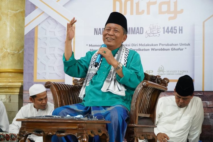 Wakil Gubernur Jambi Abdullah Sani saat memberikan ceramah pada isra miraj, Sabtu (10/2/2024)/ Foto: Alan/ampar