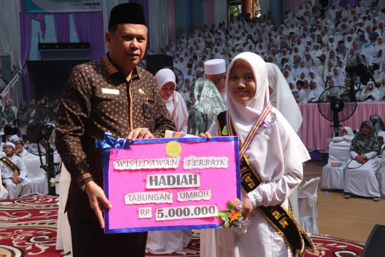 Kadisdik Jambi Hadiri Wisuda Akbar 1.790 Tahfiz Qur’an SIT Nurul Ilmi Jambi/ (foto: Ampar)