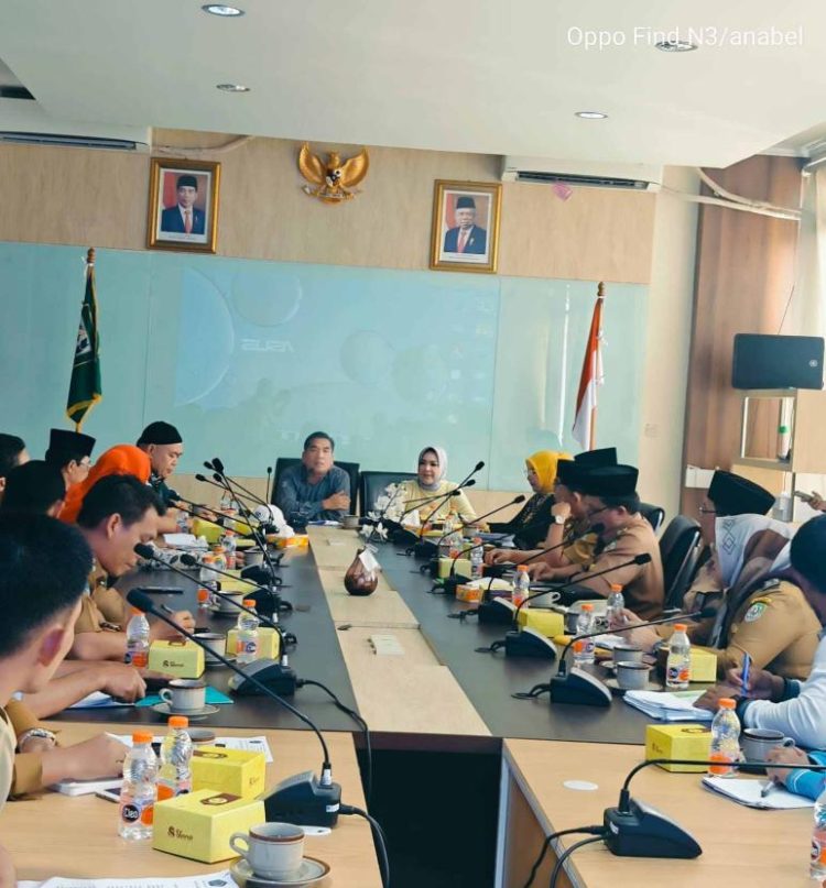 Komisi IV DPRD Provinsi Bengkulu, Selasa (23/1), memfasilitasi pertemuan antara Pegawai Tidak Tetap (PTT) non Guru dan Guru Tidak Tetap (GTT)/ (Foto: diky/ampar)