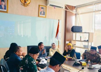 Anggota DPRD Mega Sulastri Memfasilitasi Pertemuan Antara PTT Non Guru dan GTT/ (Foto: Diky/Ampar)