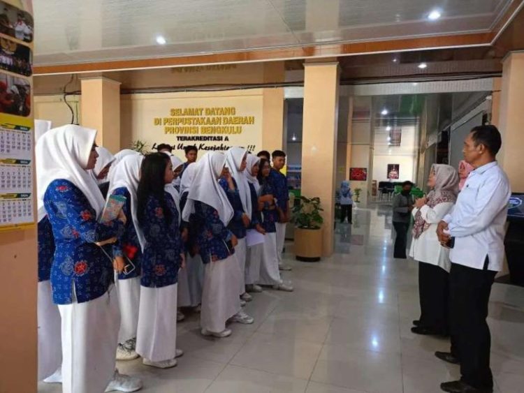 Dinas Perpustakaan dan Kearsipan Provinsi Bengkulu Terima Kunjungan Siswa SMAN 5 Kota Bengkulu/ (Foto: Dky/ampar)