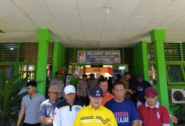 Kadispora Dampingi Gubernur Bengkulu Memeriahkan Jalan Santai HUT SMAN 3 Bengkulu/ (Foto: Dky/ampar)