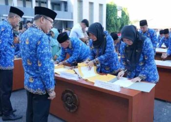 Disaksikan Gubernur, Kadispora Bengkulu Teken Kontrak Kerja OPD/ (Foto: dky/ampar)