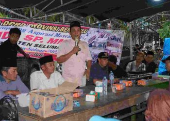 Ketua Komisi II DPRD Provinsi Bengkulu, Jonaidi saat reses di Kecamatan Talo Kabupaten Seluma dihadiri oleh masyarakat dari 5 desa. (Foto: Dky/Ampar)