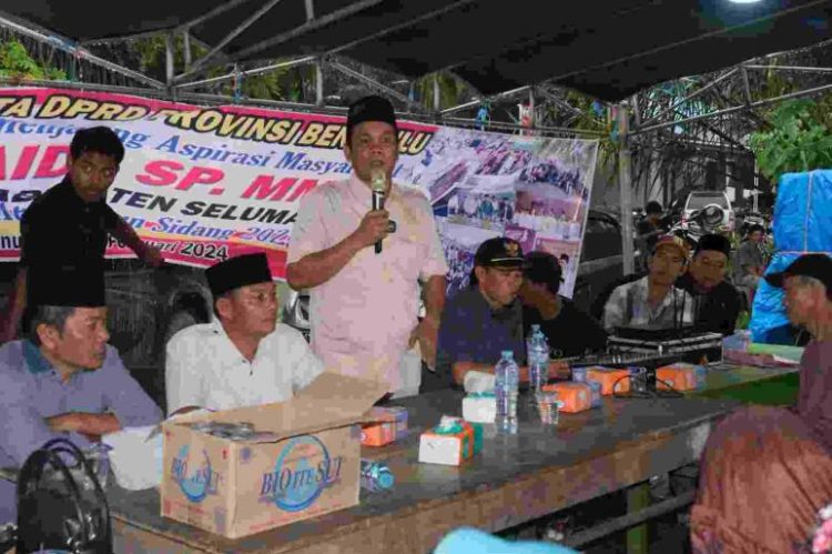 Ketua Komisi II DPRD Provinsi Bengkulu, Jonaidi saat reses di Kecamatan Talo Kabupaten Seluma dihadiri oleh masyarakat dari 5 desa. (Foto: Dky/Ampar)