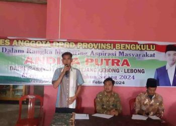 Anggota DPRD Provinsi Bengkulu, Andika Saputra saat kunjungan reses ke Anggota DPRD Andika Saputra Dapat Sambutan Antusias Dari Masyarakat di Kecamatan Padang Ulak Tanding. (Foto: Dky/Ampar)
