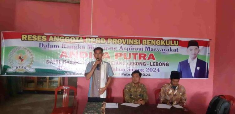 Anggota DPRD Provinsi Bengkulu, Andika Saputra saat kunjungan reses ke Anggota DPRD Andika Saputra Dapat Sambutan Antusias Dari Masyarakat di Kecamatan Padang Ulak Tanding. (Foto: Dky/Ampar)