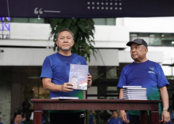 Mendag Zulhas Buku Majukan Perdagangan Bersama Zulhas/ (Foto: Humas Mendag)