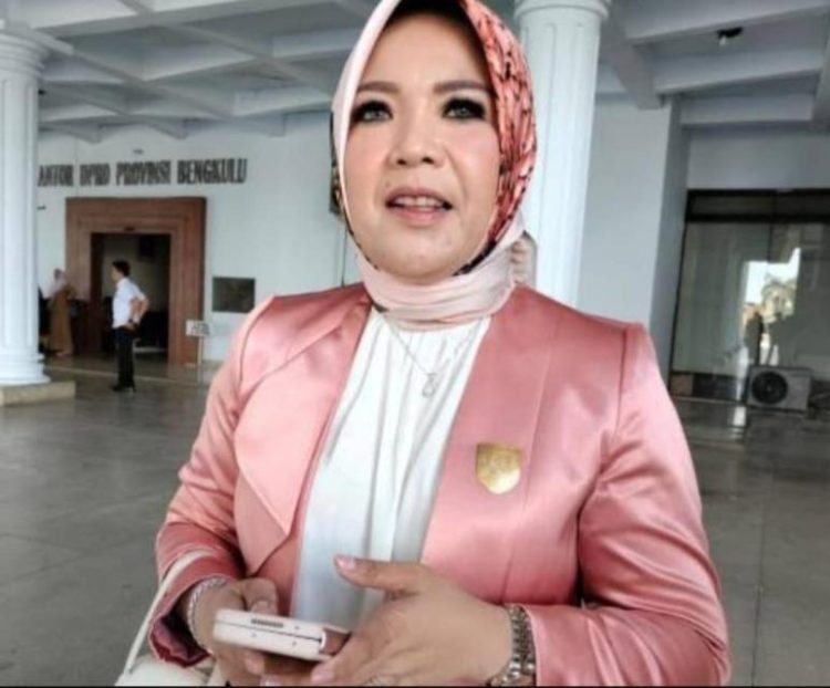 Anggota DPRD Provinsi Bengkulu, Zulasmi Oktarina memfasilitasi pertemuan antara Pegawai Tidak Tetap (PTT) non Guru dan Guru Tidak Tetap (GTT)/ (Foto: Diky/Ampar)
