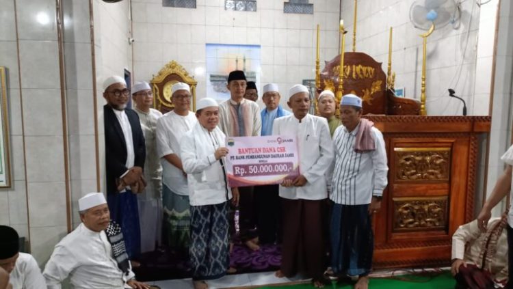 Intens, Al Haris Serahkan Bantuan Masjid Saat Safari Subuh/ (foto: Alan/Ampar)