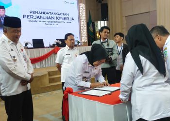 Pj Walikota: Para OPD dan Camat Teken Perjanjian Kinerja 2024/ (Foto: Melli/Ampar)