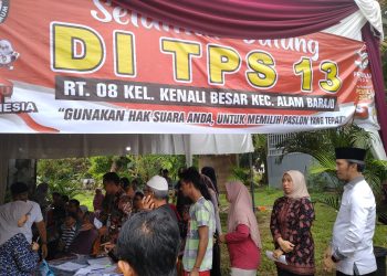 Edi Purwanto datang bersama isteri Ari Puspita ikut mengantri sebelum melakukan pencoblosan di TPS 13/ (Foto: ampar)