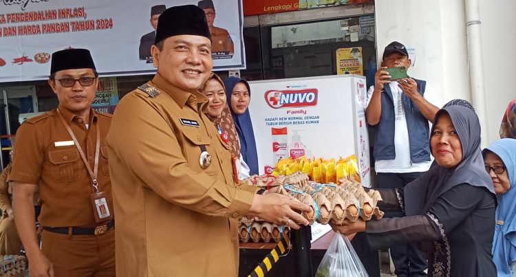 Pemkab Sarolangun Gelar Gerakan Pangan Murah Operasi Pasar Tekan Inflasi/(foto: fdn/ampar)